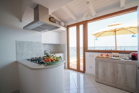 Cucina attrezzata con vista mare: il gusto dell’Amalfi a portata di mano