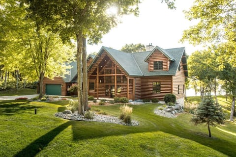 Come stay at this unique and beautiful lakeside log cabin!