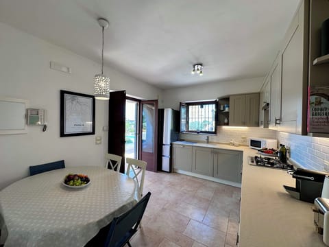 Big drinks fridge/freezer. Indoor dining for 6