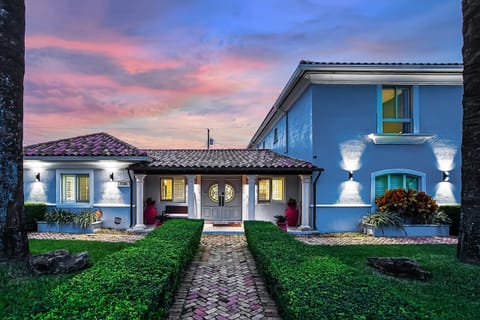 Perfect for groups of 11 people, this charming Miami vacation home features 5 bedrooms, 3 bathrooms, and a spacious layout for hosting you and your companions.