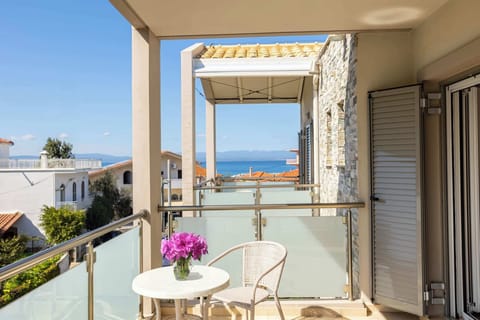 Seaview from the balcony – Beautiful panoramic view of the deep blue sea and horizon, perfect for enjoying your morning coffee or an evening glass of wine.