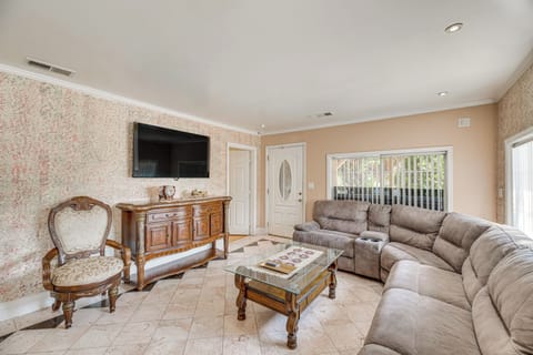Burbank Vacation Rental | 2BR | 1BA | 800 Sq Ft | 5 Steps Required