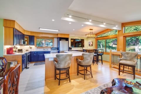 Kitchen | Keurig Coffee Maker | Microwave | Toaster | Main Level