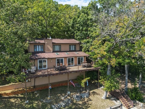 Experience lakeside home nestled in nature here at Bogue Bay Lake Front Oasis!