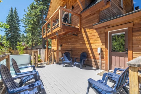 Cedarwood - Expansive deck w/ outdoor seating ideal for gathering under the trees