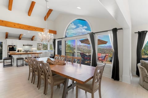 Breathtaking Lake & Mountain VIEWS, Big GAME ROOM & Jacuzzi (4)