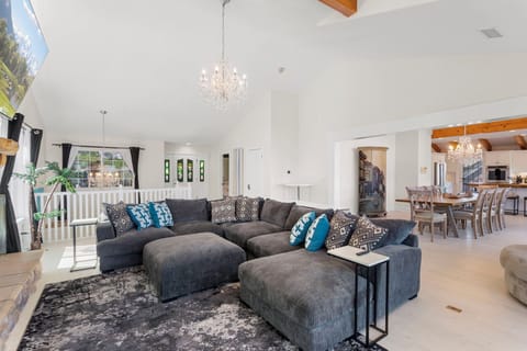 Breathtaking Lake & Mountain VIEWS, Big GAME ROOM & Jacuzzi (21)