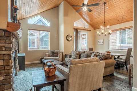 Living Room, Gas Fireplace, Flatscreen TV, Dining Table (6 Top)