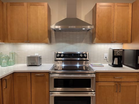 Kitchen stove with double oven