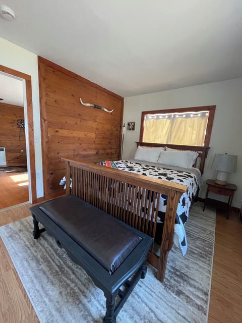 Queen sized bed with premium bedding in the bedroom.