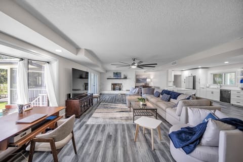 Home Decor, Furniture, Table, Indoors, Couch