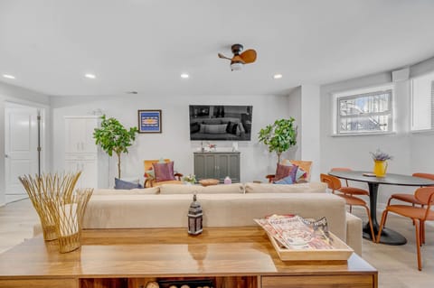 Indoors, Furniture, Living Room, Table, Home Decor