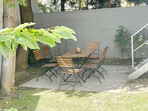 Private garden with outdoor dining – yours alone