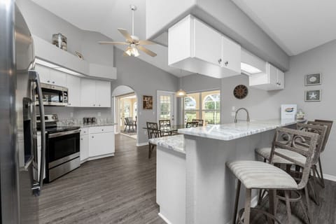 Breakfast Bar with Kitchen Stools