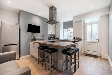 With a cozy kitchen and a countertop dining area, you can easily enjoy your meals in a space that feels both intimate and functional. 🍳🍽️