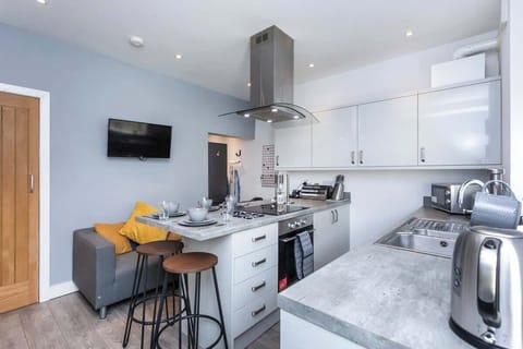 Fully equipped for home-cooked meals, with a comfy corner to relax while dinner’s on.🍽️📺