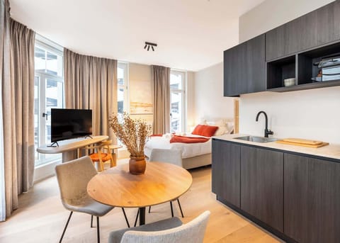 Stylish and bright living room with view on the vibrant city center