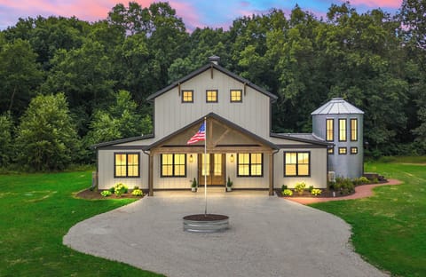 Kouts Vacation Rental | 4BR | 4.5BA | 2 Steps to Enter | 4,500 Sq Ft