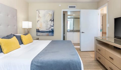 Unwind into crisp linens and a calm, coastal retreat.