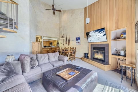 Spacious, Bright and Cozy For Time Together!