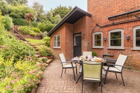 Clearmount Cottage, Weymouth - Host & Stay