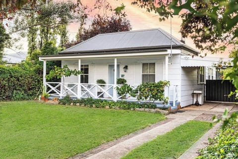 This beautifully renovated cottage is located within a 5-minute walk to Mudgee’s cafes, shops and art galleries. 
