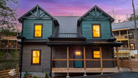 Three Bedroom Cabin Sleeps 10 with Indoor Pool in Gatlinburg nea