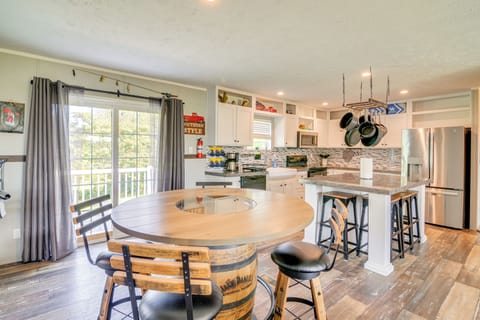 Dining Area | Dishware/Flatware Provided