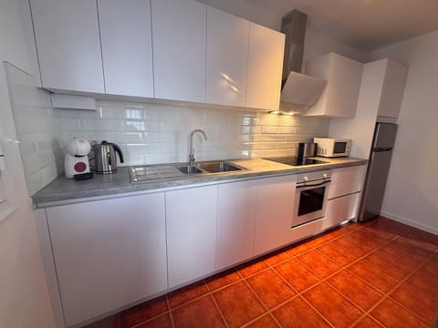 Newly fitted kitchen with dishwasher and washing machine