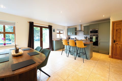 Kitchen/Dining area (2)