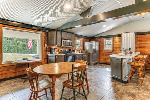 Dining Area | Dishware/Flatware Provided