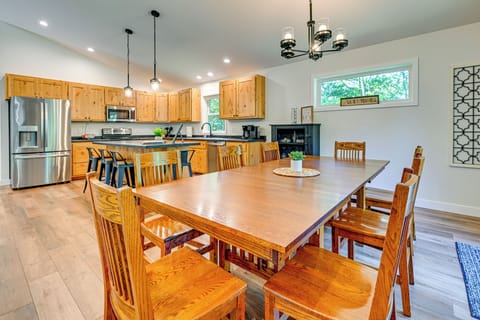 Dining Area | Dishware/Flatware Provided | 2nd Floor