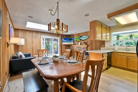 Seating for six for dining