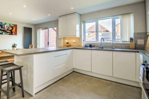 Wiltshire Way, Bletchley - Host & Stay