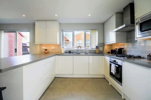 Wiltshire Way, Bletchley - Host & Stay