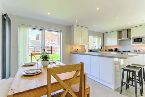 Wiltshire Way, Bletchley - Host & Stay