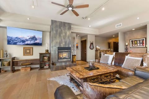 Living room with 75" TV and gas fireplace (Please note that the fireplace is turned off from April - November.)