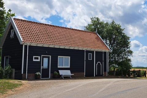 Voorzijde vakantiewoning aan de Stekeldijk.