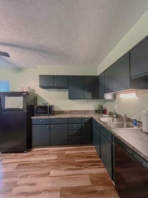 Kitchen: Enjoy cooking in a stylish kitchen with sleek appliances and ample counter space!