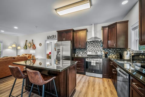 Spacious kitchen with modern amenities :)