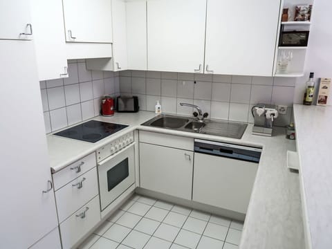 Cabinetry, Kitchen Sink, Sink, Property, Countertop, Tap, Kitchen Stove, Kitchen, Kitchen Appliance, Cooktop