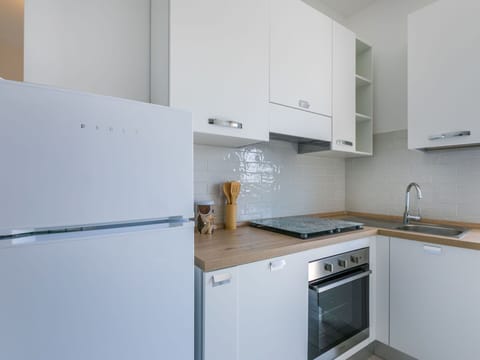 Kitchen Sink, Cabinetry, Property, Countertop, Sink, White, Tap, Product, Kitchen Appliance, Building