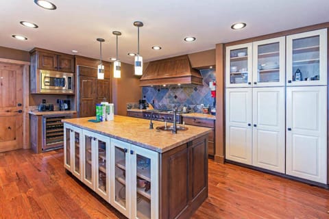 Full kitchen w/ toaster drip coffee maker, blender and more