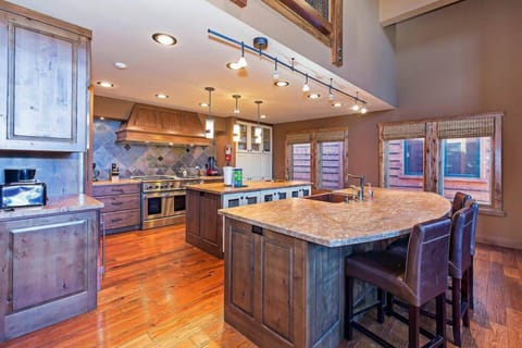 Full kitchen w/ toaster drip coffee maker, blender and more