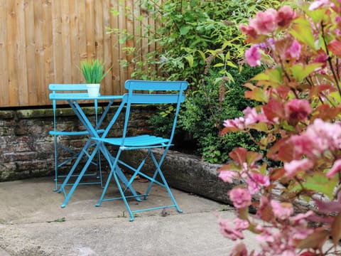 Sitting-out-area | Willow Cottage, Stillingfleet, near York