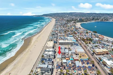 Our gorgeous Mission Beach apartment is just  steps to the Mission Beach & 2 short blocks to Mission Bay.
Walk to restaurants, bars and cafes as well as everything Mission Beach has to offer.
