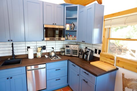 Newly renovated, fully equipped kitchen with basic cooking essentials - salt&pep, oil, spices, pots+pans, baking tools