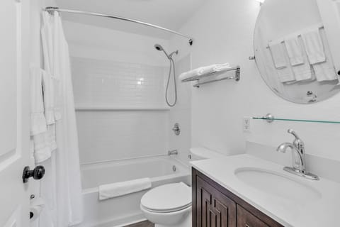 104_Scudder_Ln_Wimberley_TX_78676_USA-Bathroom-IMG_3145