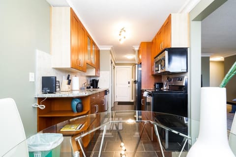 Dinning area facing the kitchen