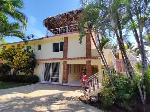 Penthouse Villa 3 bed/3 bath with 3nd floor tiki.